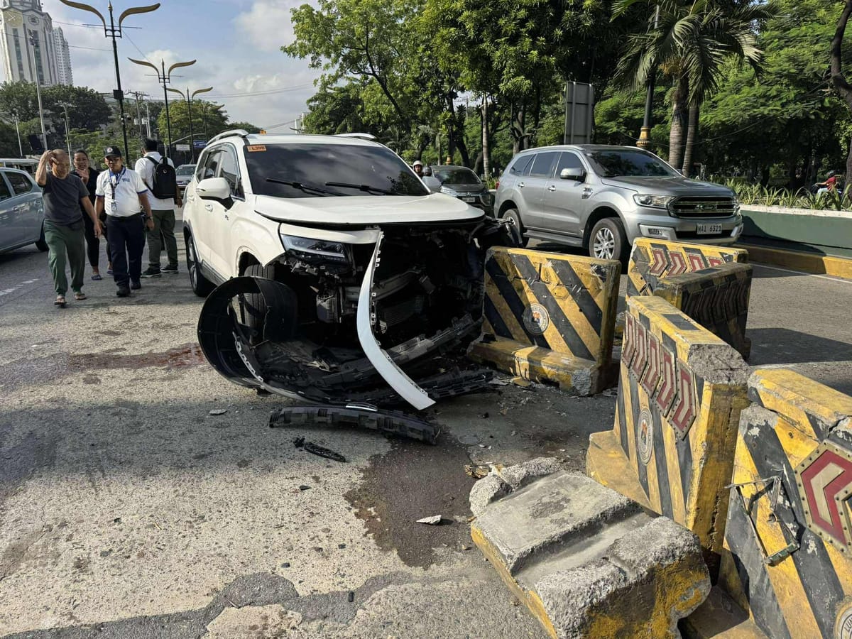 SUV bumangga sa concrete barrier sa tapat ng Kartilya ng Katipunan, driver sugatan