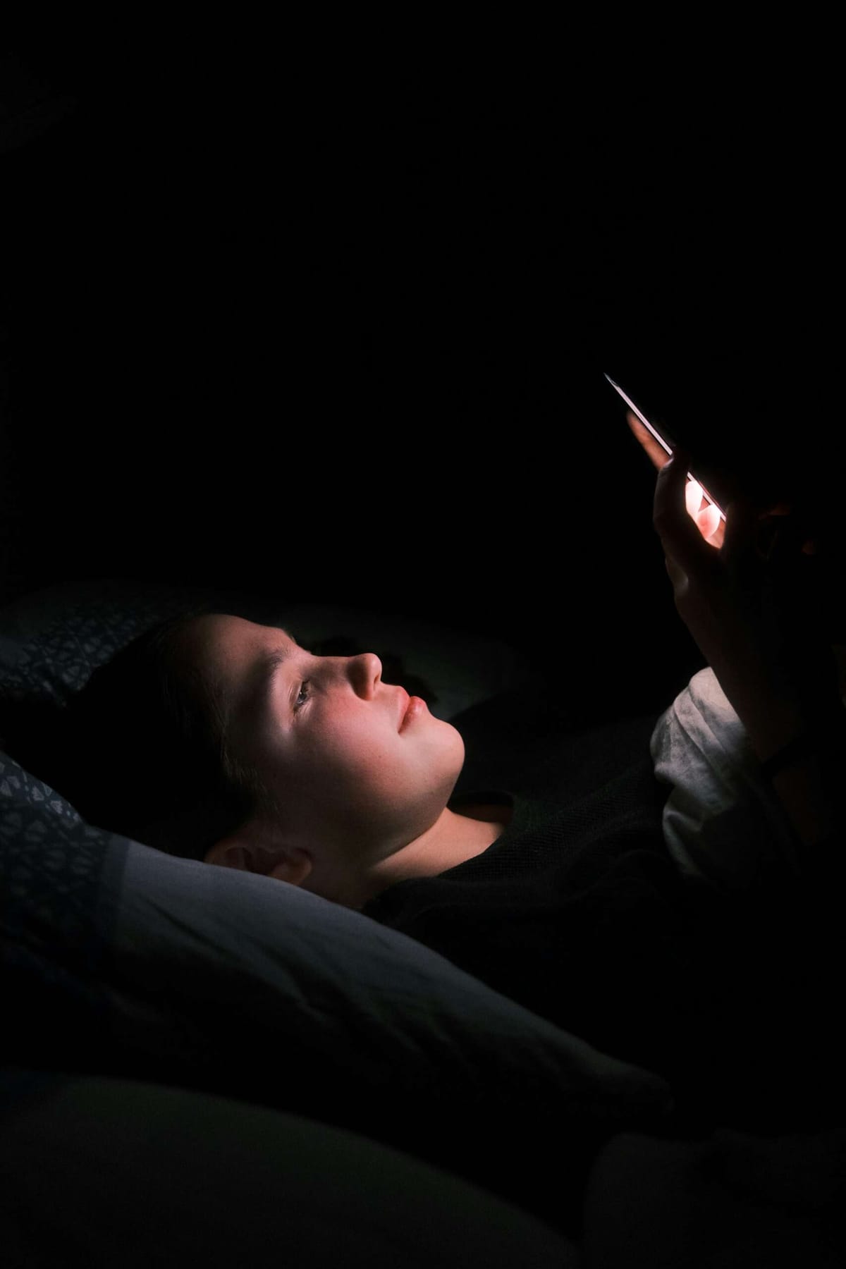 Phones stealing mornings and bedtime is a threat to human attention, psychologist says