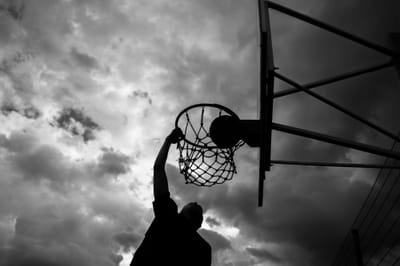 I-SHOOT MO NA ANG…? | Pulis napikon sa basketball, nanutok umano ng baril sa mga kalaro sa Tondo