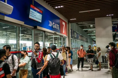 Rising prices push Holy Week travelers to swap flights for bus rides
